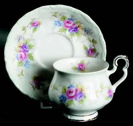 ROYAL ALBERT "COLLEEN" DESIGN 21 PIECE TEA SET